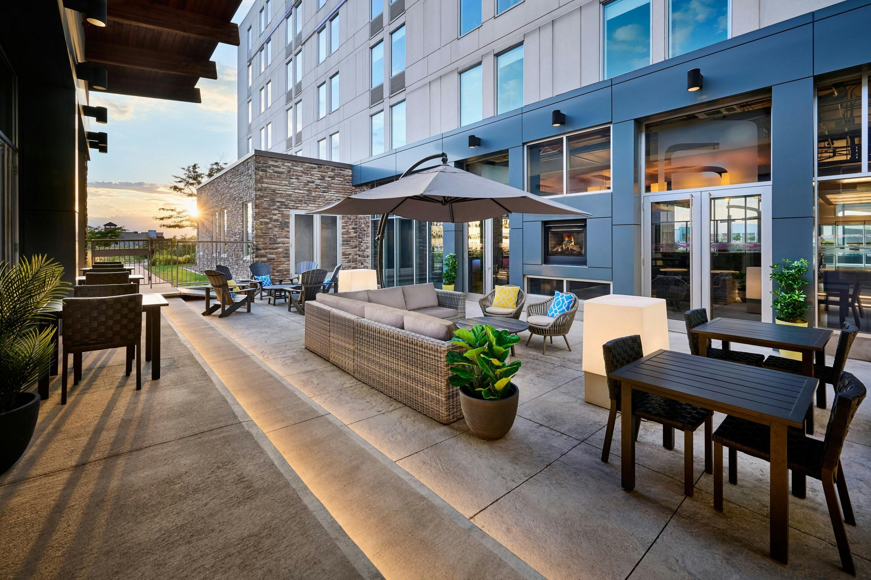 Aloft Vaughan Mills – Outdoor patio lounge