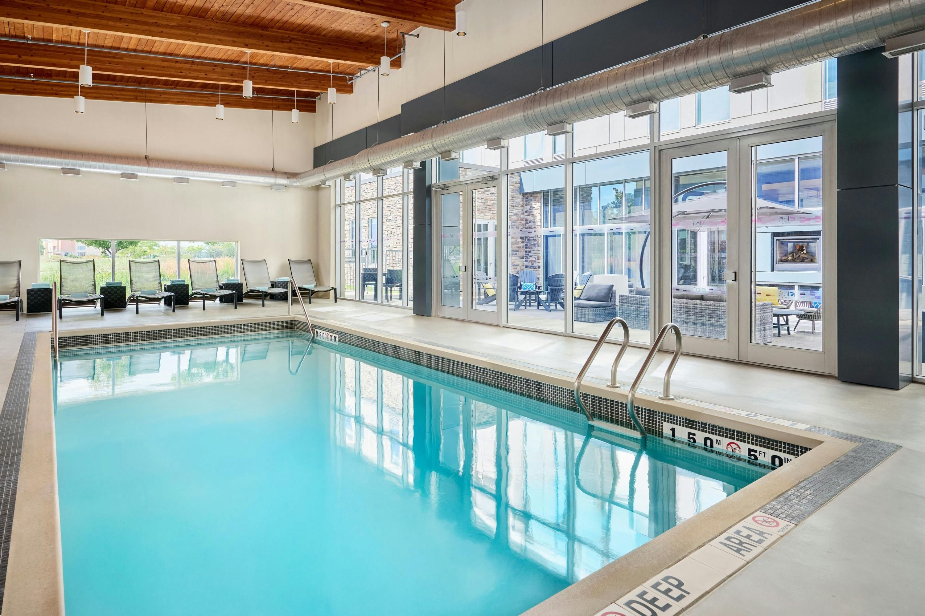 Aloft Vaughan Mills – Indoor swimming pool