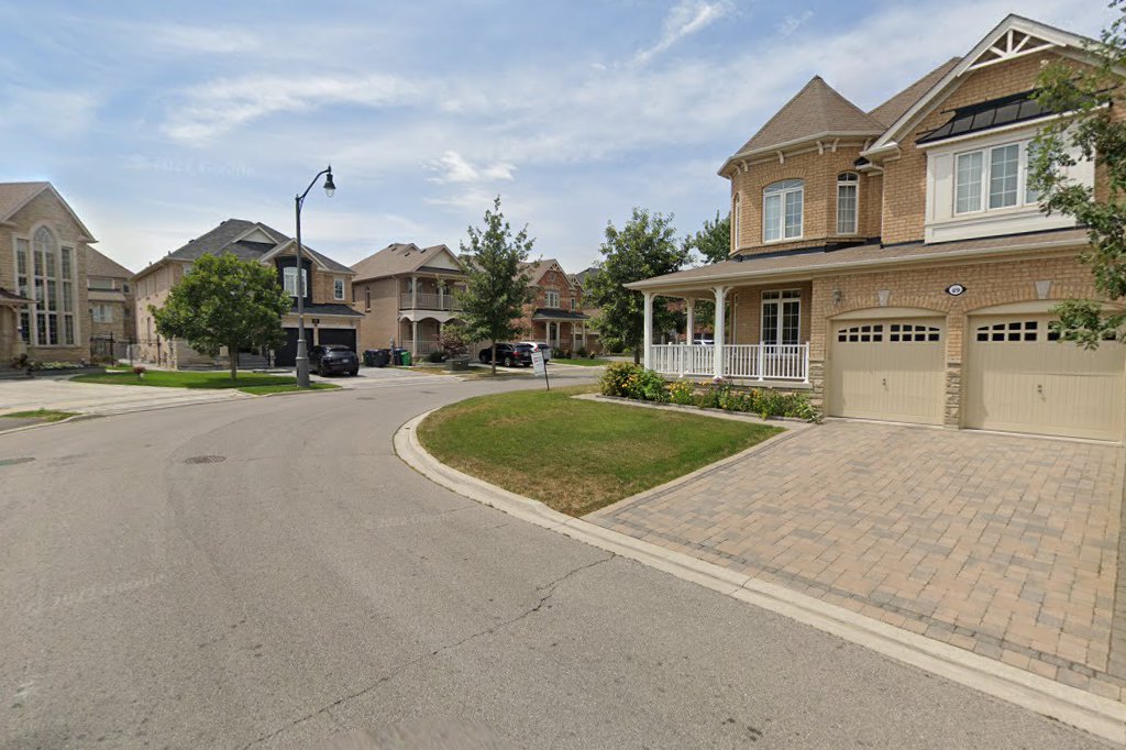 Maybeck Drive – Curved residential street with elegant homes and landscaped front yards