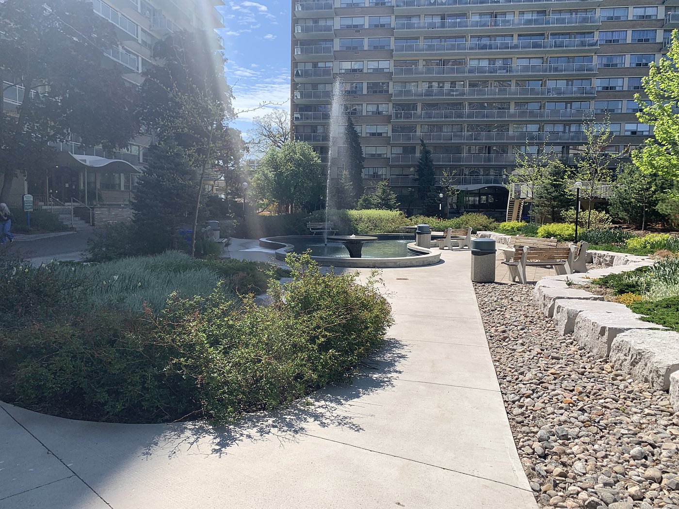 23 Lascelles – Fountain and courtyard walkway